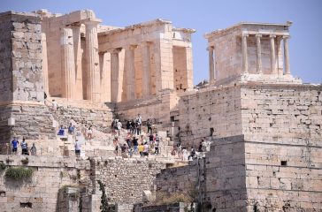 perissoteri-touristes-me-pio-gemata