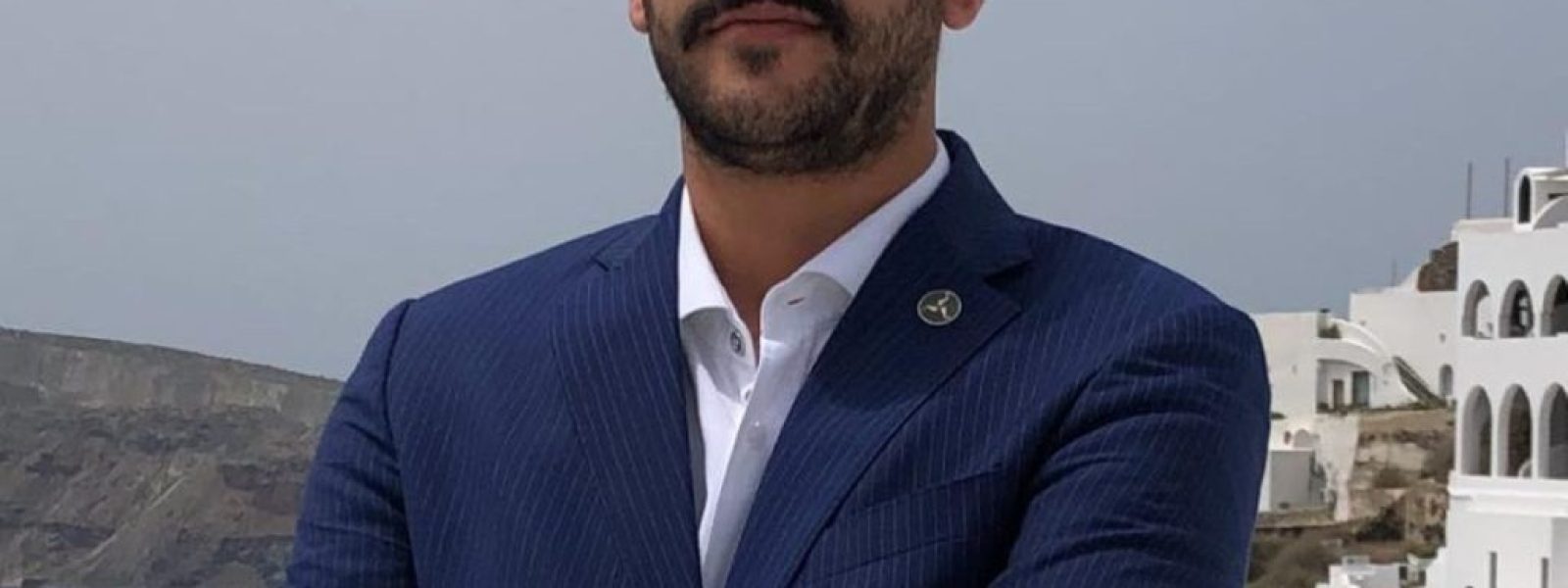 Τι απαντά σε Ντόρα Μπακογιάννη ο πρόεδρος της Ένωσης Ξενοδόχων Σαντορίνης